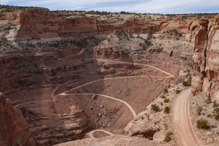 Een spannende weg in Canyon Lands, alleen voor 4x4 auto&#039;s